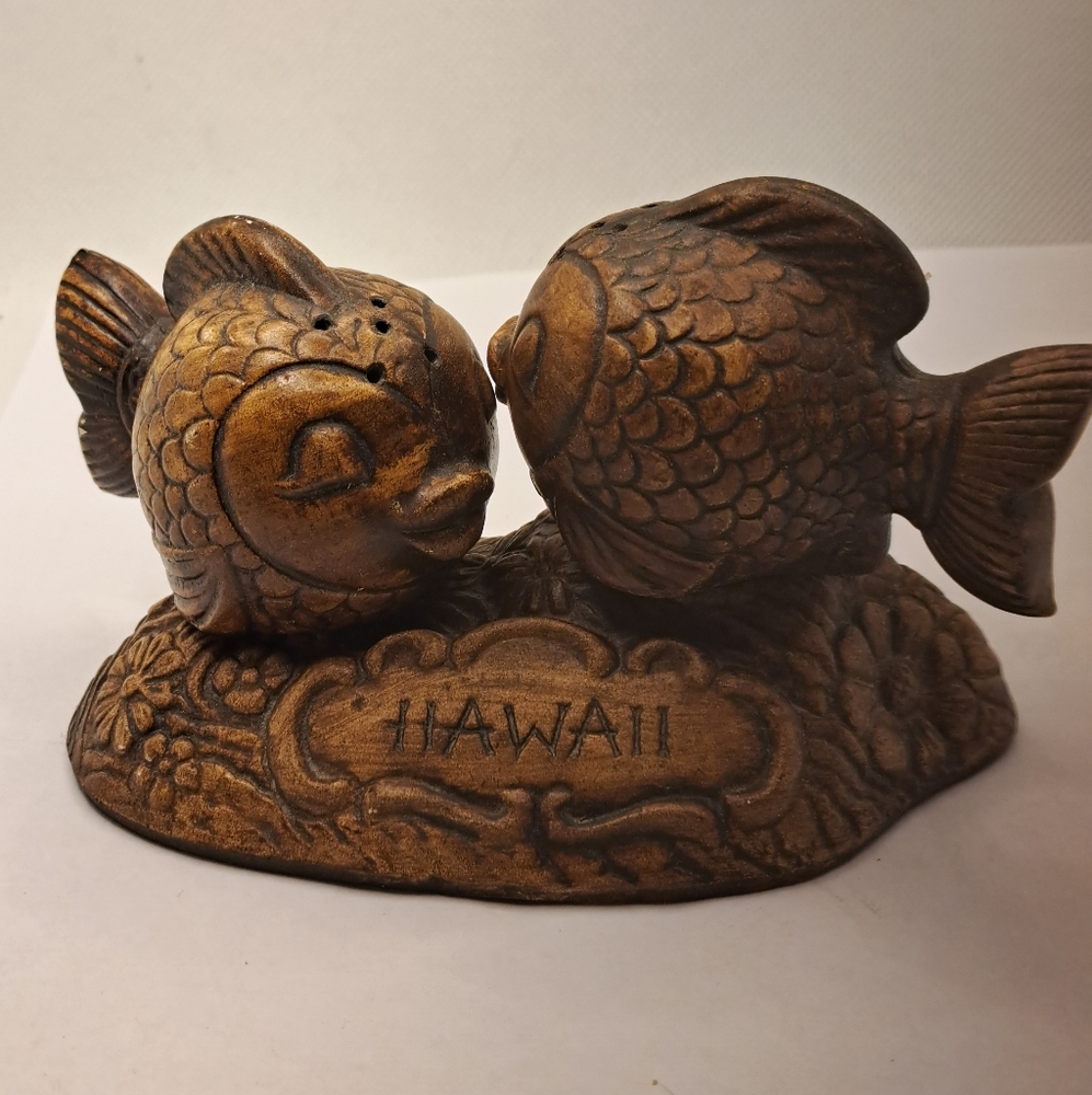 Vintage treasure craft Hawaii fish salt and pepper shakers.